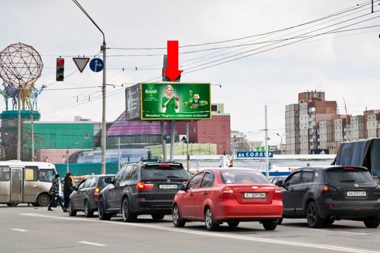 Фото рекламної площини за адресою Оболонский пр., ст. м. "Оболонь", разделитель, в сторону ж/м "Оболонские Липки", на светофоре