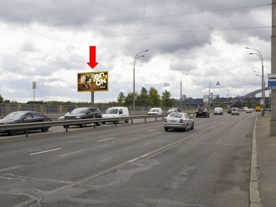 Фото рекламной плоскости по адресу Набережно-Рыбальская ул., 80м до мост Подольско-Воскресенский, в сторону Набережно-Крещатикская ул.