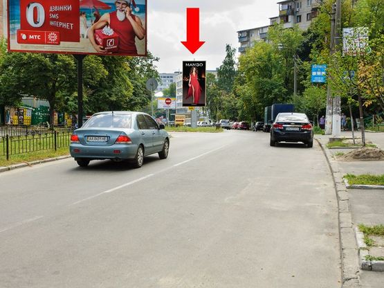 Фото рекламної площини за адресою Василевской ул., 5, разделитель, в сторону Победы пр.