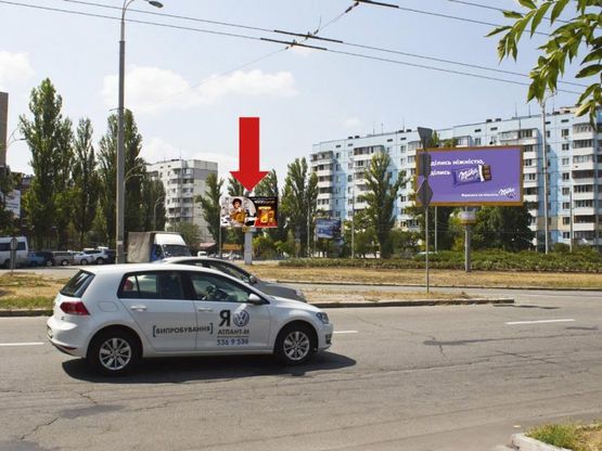 Фото рекламної площини за адресою Иорданская ул. (бывш. Гавро ул.) / Архипенка ул. (бывш. Залки ул.), клумба, в сторону Оболонская пл.