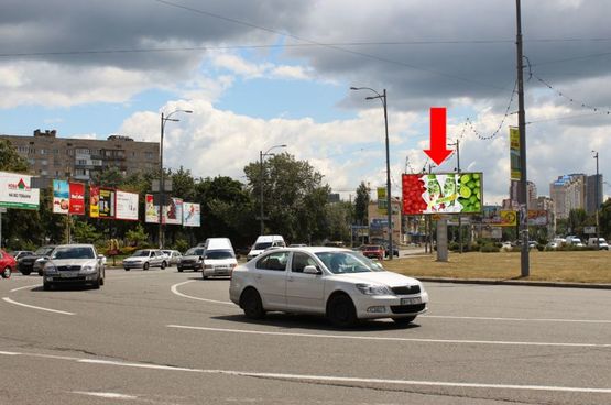 Фото рекламної площини за адресою Дарницкая пл. (бывш. Ленинградская пл.), центральный разделитель, напротив "McDonald's", в сторону Харьковское шоссе