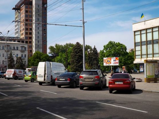 Фото рекламної площини за адресою пр-т. Д. Яворницького, оперний театр, призма Фото рекламної площини за адресою пр-т. Д. Яворницького, оперний театр, призма