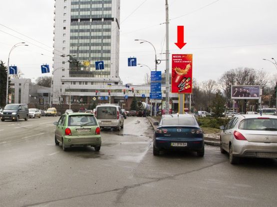 Фото рекламної площини за адресою Липковского ул. (бывш. Урицкого ул.) / ул. Соломенская, Соломенская пл., на светофоре