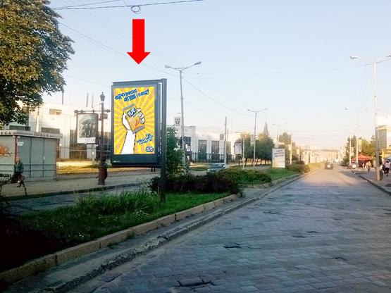 Фото рекламної площини за адресою Черновицкая ул. / Привокзальная пл., разделитель, в центр Фото рекламної площини за адресою Черновицкая ул. / Привокзальная пл., разделитель, в центр