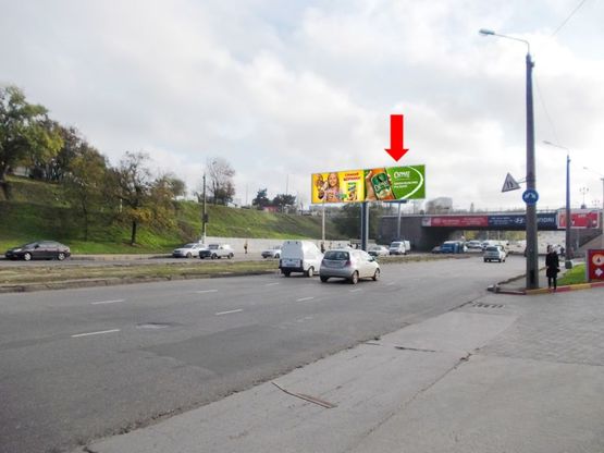 Фото рекламной плоскости по адресу Балковская ул. 54 / ул. Грушевского, разделитель, к мосту, заправка "Катрал", в сторону ул. Грушевского, правый