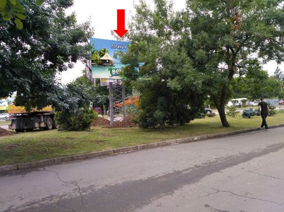 Фото рекламної площини за адресою Капушанская ул. - ул. Бабяка, в сторону магазина "Веллмарт"