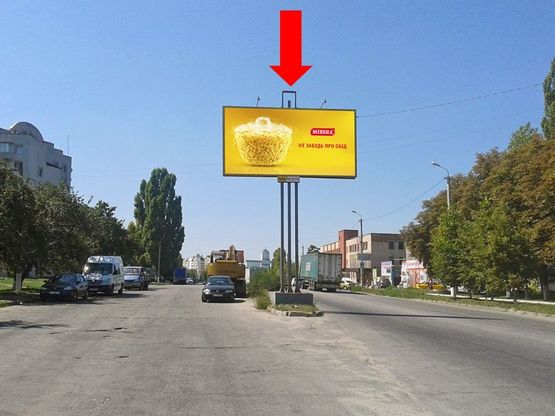 Фото рекламної площини за адресою Киевская ул. / ул. Глиняная, разделитель, въезд из Киева