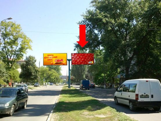 Фото рекламної площини за адресою Университетская ул. (бывш. 40-летия Октября ул.), 120 / 28-ой Армии ул., разделитель, к ТРЦ "Фабрика", из центра, правый Фото рекламної площини за адресою Университетская ул. (бывш. 40-летия Октября ул.), 120 / 28-ой Армии ул., разделитель, к ТРЦ "Фабрика", из центра, правый