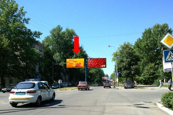 Фото рекламної площини за адресою Университетская ул. (бывш. 40-летия Октября ул.), 120 / 28-ой Армии ул., разделитель, в центр, левый