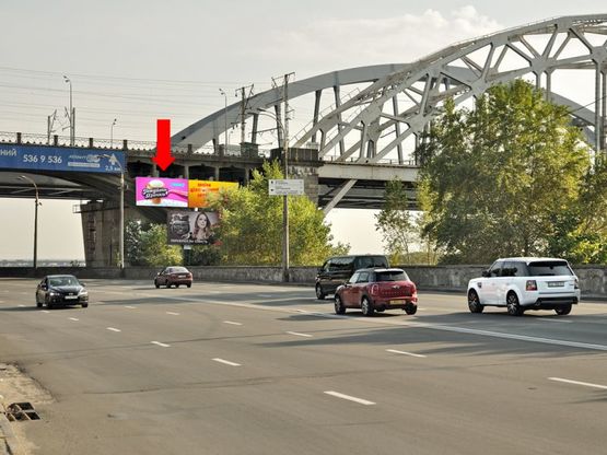 Фото рекламної площини за адресою Днепровская Набережная / мост Дарницкий, светофор, в сторону Бажана пр., левая