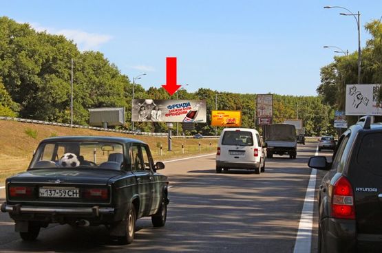 Фото рекламної площини за адресою Трасса Киев-Борисполь, разделитель, в сторону а/п Борисполь