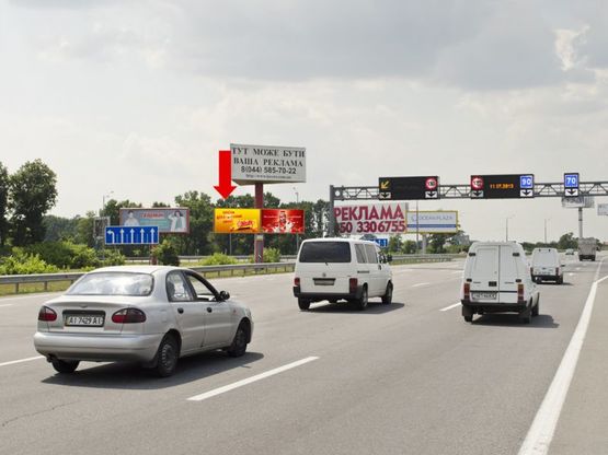 Фото рекламної площини за адресою Трасса Киев-Борисполь, разделитель, в сторону Киева, левая