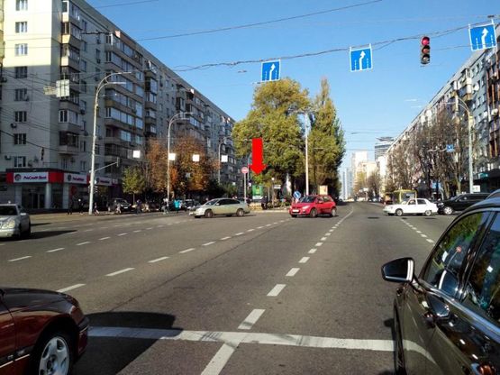 Фото рекламної площини за адресою Украинки бул., 24 / Алмазова ул. (бывш. Кутузова ул.), разделитель, ст. м. "Печерская", на светофоре, в центр