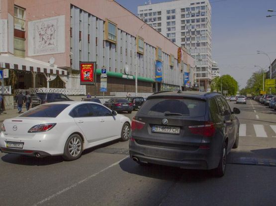 Фото рекламной плоскости по адресу Омельяновича - Павленко ул. (бывш. Суворова), возле супермаркета "Сильпо", в сторону пл. Славы Фото рекламной плоскости по адресу Омельяновича - Павленко ул. (бывш. Суворова), возле супермаркета "Сильпо", в сторону пл. Славы