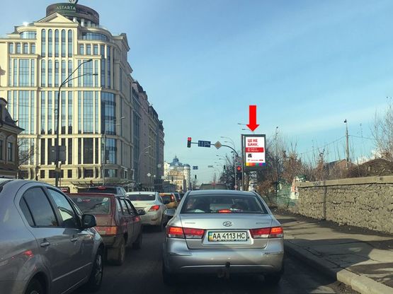 Фото рекламной плоскости по адресу Набережно-Крещатицкая ул.- ул. Верхний Вал, на светофоре, из центра