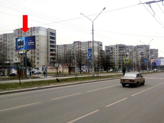 Фото рекламної площини за адресою Научная ул., 49, разделитель, возле ПУМБ, супермаркета, в сторону Кульпарковской ул.