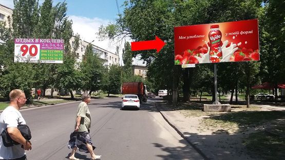 Фото рекламной плоскости по адресу Карпенко ул., 51, рынок "Факел", в центр