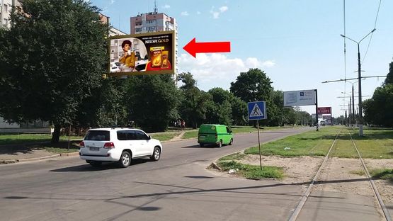 Фото рекламной плоскости по адресу 6-я Слободская ул. (бывш. ул. Комсомольская), 46, возле ДТ «Южный Буг», из центра (флажок)