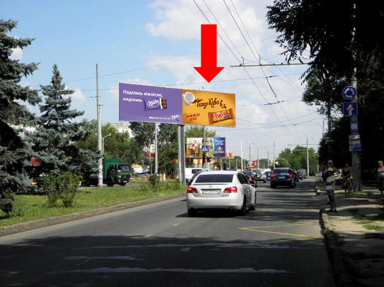 Фото рекламної площини за адресою Небесной Сотни пр. (бывш. Жукова пр.) 75 / Левитана ул., возле супермаркета "Копейка", разделитель, в центр, правая