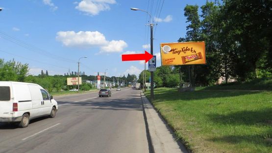 Фото рекламной плоскости по адресу Киевская ул., 90, между АЗС "ОККО" и автосалонами "Альтра-Авто", "Стронг-С", "Валери М", из центра