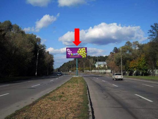 Фото рекламной плоскости по адресу Киевская ул., возле автосалона "Skoda", разделитель Фото рекламной плоскости по адресу Киевская ул., возле автосалона "Skoda", разделитель