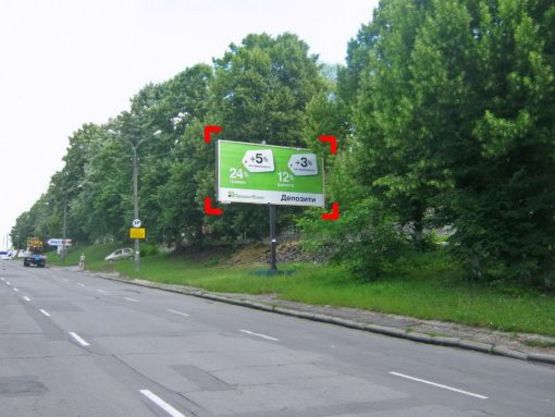 Фото рекламной плоскости по адресу вул. Свободи (салон "Ford")