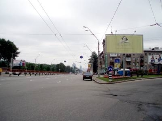 Фото рекламної площини за адресою Победы проспект, съезд/выезд на Вадима Гетьмана (Индустриальная) ул. (путепровод М"Шулявская")