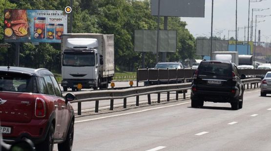 Фото рекламної площини за адресою Столичное шоссе, остановка "Цементный завод",из Киева