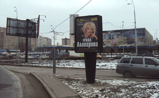 Фото рекламной плоскости по адресу Пл.Московська / Б-р Дружби Народів (тріедр)