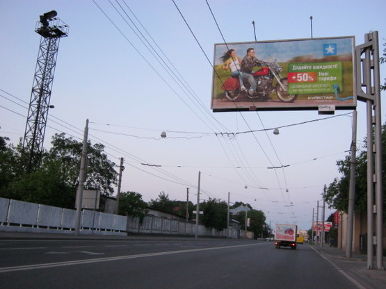 Фото рекламной плоскости по адресу Кульпарковская ул, 102, из центра Фото рекламной плоскости по адресу Кульпарковская ул, 102, из центра